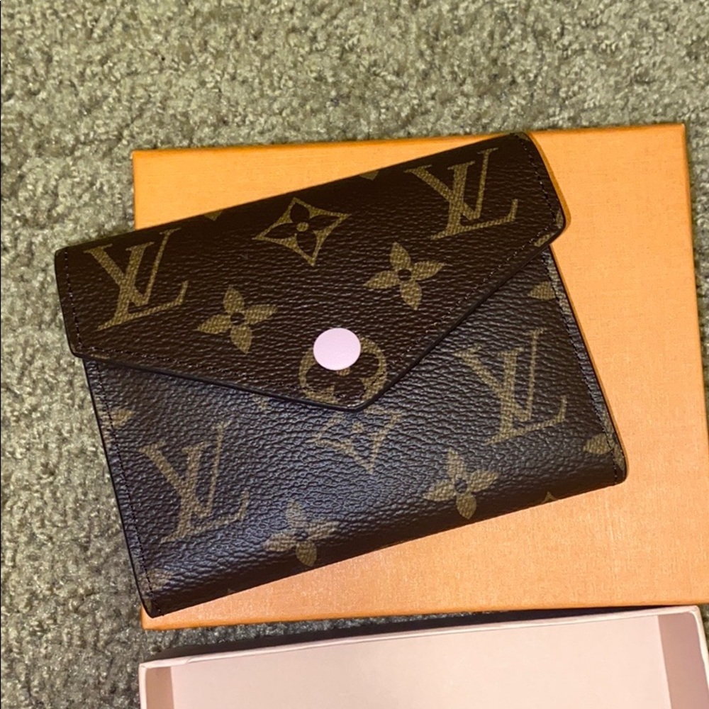LOUIS VUTTION VICTORINE WALLET
